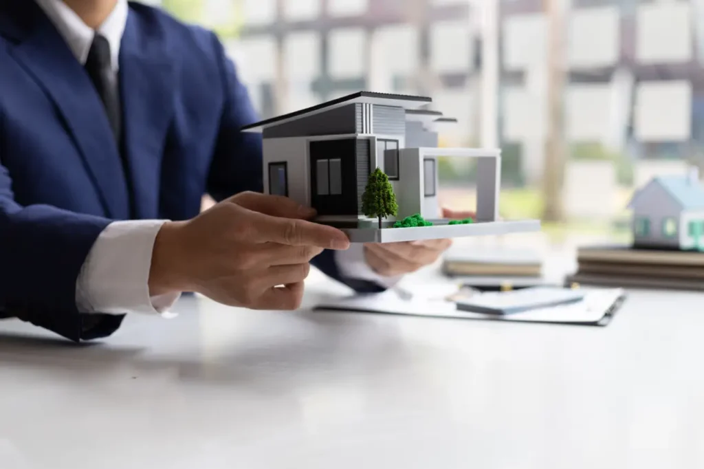 Agent immobilier. Présentation de maisons témoins aux clients